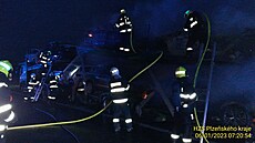 Po�ár kamionu p�evá�ejícího auta na dálnici D5 u Rokycan.