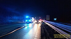 Po�ár kamionu p�evá�ejícího auta na dálnici D5 u Rokycan.