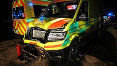 Po srá�ce osobního auta se sanitkou p�evá�ející pacientku z�stalo p�t...