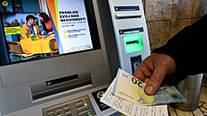 Muž vybírá eura z bankomatu v chorvatské metropoli Záhřebu (2. ledna 2023) | na serveru Lidovky.cz | aktuální zprávy