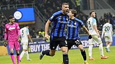 Edin Deko z Interu Milán oslavuje svou trefu do neapolské sít.