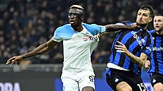 Francesco Acerbi z Interu Milán se snaí uhlídat neapolského snajpra Victora...
