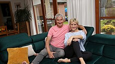 Michal Nesvadba s manželkou Andreou na velké sedačce, na níž se prý krásně spí...