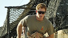 Princ Harry na vojenské základn Camp Bastion v Afghánistánu (3. listopadu 2012)