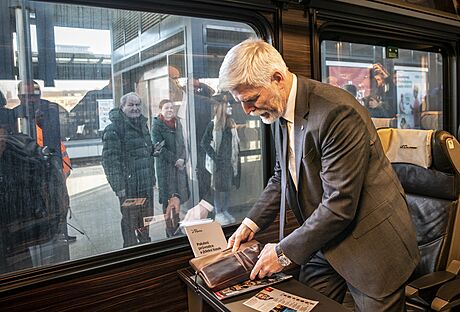 Kandidát na prezidenta Petr Pavel vyrazil vlakem na setkání s obany do...