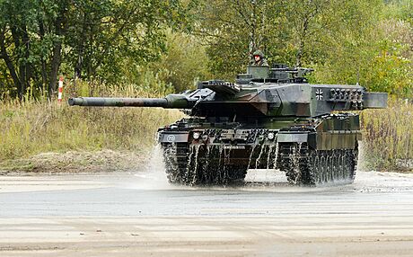 Leopard 2 je nmecký hlavní bojový tank prbn vyvíjený od 70. let 20....