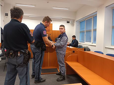 Devatenáctiletý Bronislav Barva ped soudem. (18. ledna 2023)