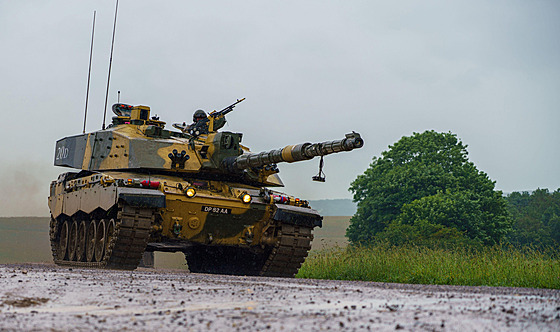 Britský tank Challenger II ve výcvikovém prostoru Salisbury Plain v hrabství...