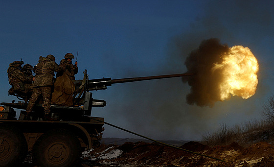 Ukrajinské jednotky pálí z protiletadlové zbran nedaleko Bachmutu. (9. ledna...