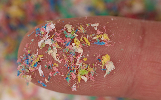 Mikroplasty jsou plastové �ástice o velikosti men�í ne� p�t milimetr�....