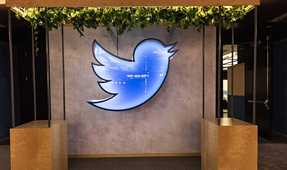 Modrý svítící ptáek, kterého má ve svém logu spolenost Twitter v sídle firmy...