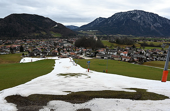 Umle zasnený kopec poblí bavorské vesnice Ruhpolding v jiním Nmecku. (11....