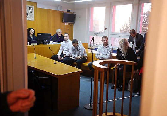 Jedno z dívjích soudních pelíení s dozorci svtelské vznice u okresního soudu v Havlíkov Brod.