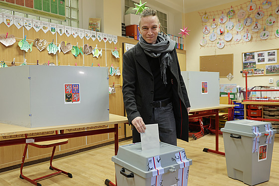 Otevely se volební místnosti, esko vybírá prezidenta. Na snímku Ivan Barto....