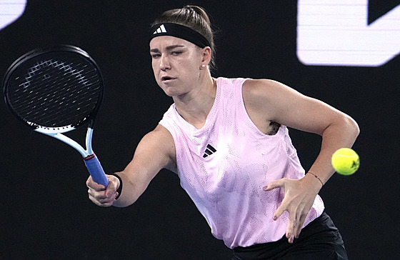 Karolína Muchová hraje forhend ve druhém kole Australian Open.