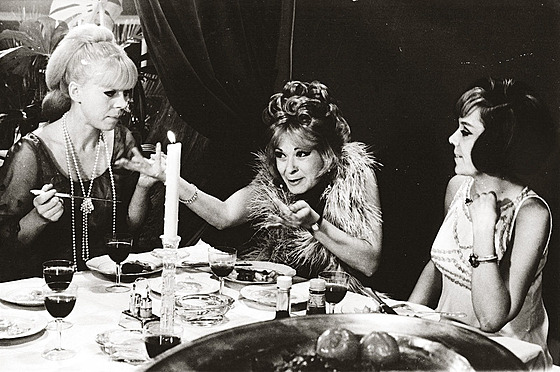 Iva Janurová, Jiina Bohdalová a Jiina Jirásková ve filmu Svtáci (1969)