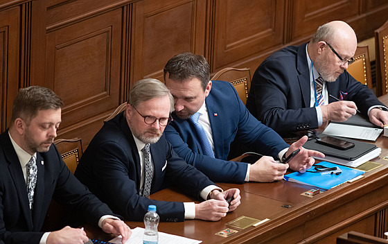 Premiér Petr Fiala a dalí ministi pi jednání Poslanecké snmovny na prvním...