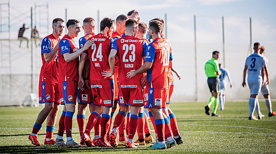 Radost fotbalist Viktorie Plze v pípravném utkání proti Heidenheimu.