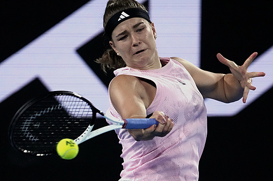 Karolína Muchová pi forhendu na Australian Open.
