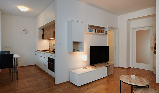 Z obývacího pokoje je pístupná kuchy, lonice, pedsí i atna.