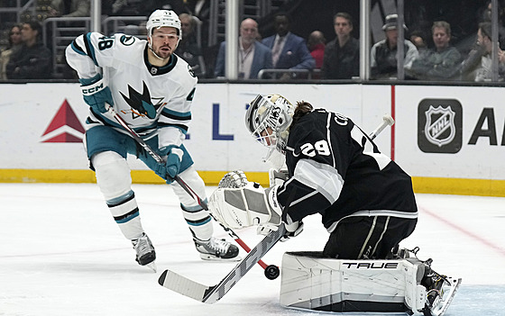 Tomá Hertl ze San Jose v anci ped brankáem Pheonixem Copleyem z Los Angeles.