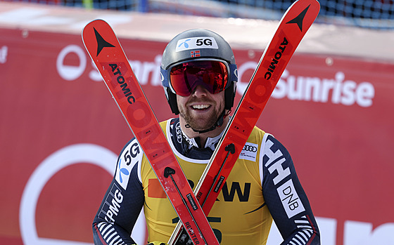 Norský lya Aleksander Aamodt Kilde se raduje z vítzství v superobím slalomu...