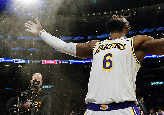 LeBron James z Los Angeles Lakers pi svém pedzápasovém rituálu