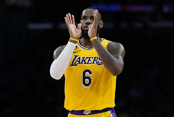 LeBron James z Los Angeles Lakers si uívá vedení v zápase.