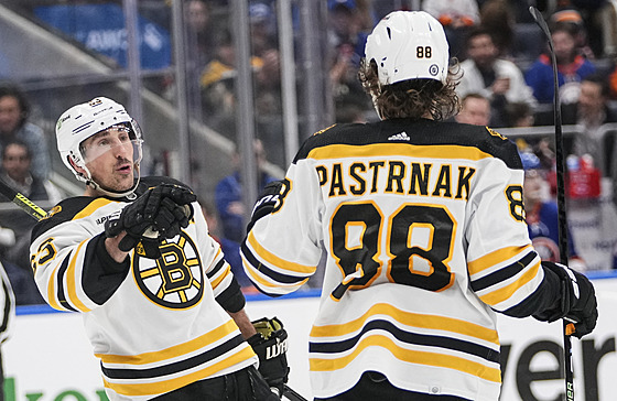 Brad Marchand (vlevo) a David Pastrák slaví gól Boston Bruins.