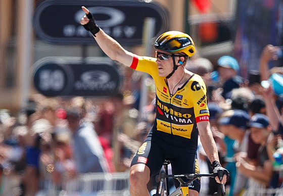 Rohan Dennis jako vítz druhé etapy na Tour Down Under