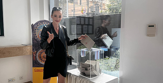 Lenka Marie Vomoil pi volbách na ambasád v Thajsku. (13. ledna 2023)