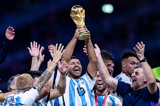 Sergio Agüero, toho asu bývalý hrá, oslavuje s argentinskými fotbalisty titul...