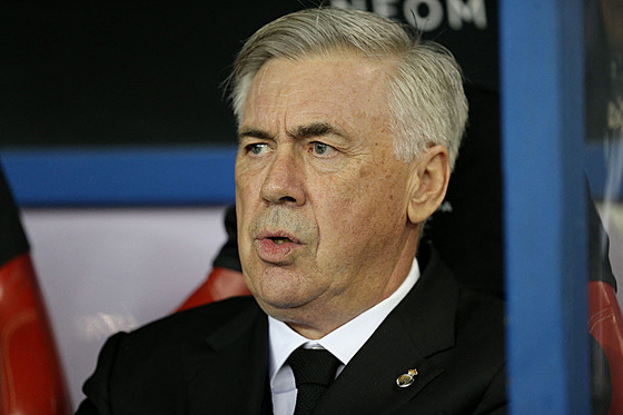 Carlo Ancelotti na lavice Realu Madrid ped utkáním panlského Superpoháru s...