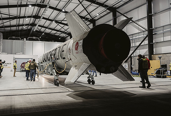 Raketa LauncherOne v hangáru na letiti Spaceport Cornwall na cornwallském...