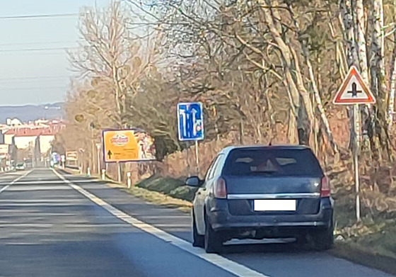 Auto s po�kozenými pneumatikami a disky po pr�jezdu kruhovým objezdem rovn�...