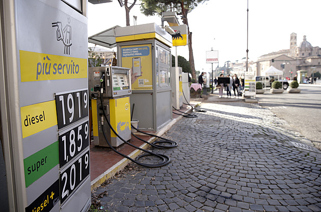 Italská vláda chce jen ukázat, že s cenou paliv něco dělá, říká petrolejář