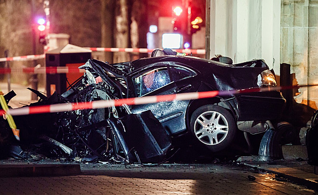 Nehoda u Braniborské brány v Berlíně. Do pilířů narazilo auto, řidič zemřel