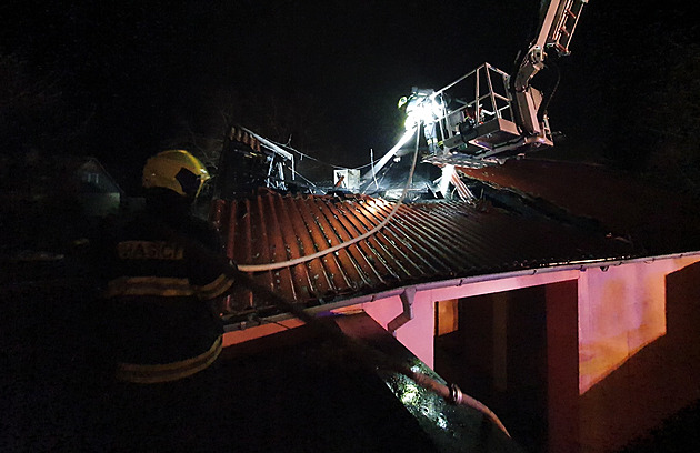 Hasičům shořela střecha, stříkačku a další vybavení před ohněm zachránili