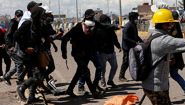 V Peru pokračují protivládní protesty. Zahynulo nejméně sedmnáct lidí