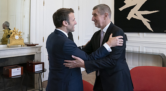 Babiš mluvil v Paříži s Macronem o válce a energiích. Přijal ho i král luxusu