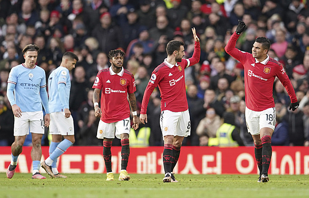 Fotbalisté United v manchesterském derby zdolali po obratu rivala City