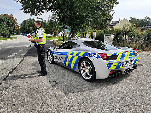 Půlrok policejního Ferrari: několik srazů a nic víc. Najelo 14 kilometrů denně