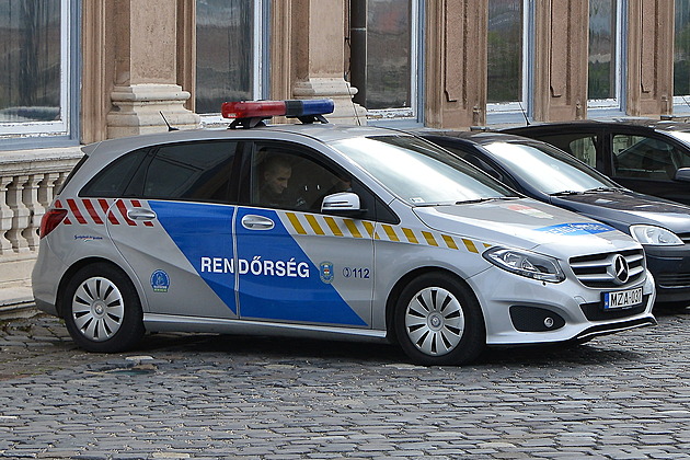 Muž v Budapešti pobodal tři policisty, jeden z nich později zemřel