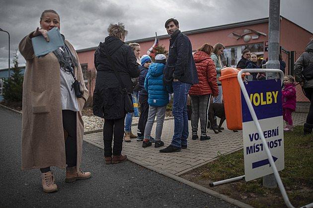 Účast přes 68 procent. Prezidenta v prvním kole volil rekordní počet lidí