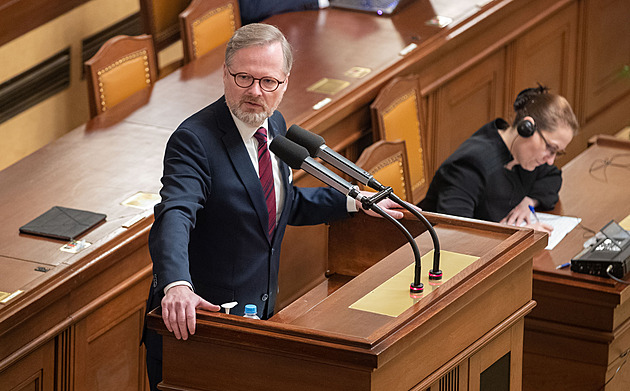 Vláda Petra Fialy ustála hlasování o nedůvěře, Babiš do Sněmovny nepřišel