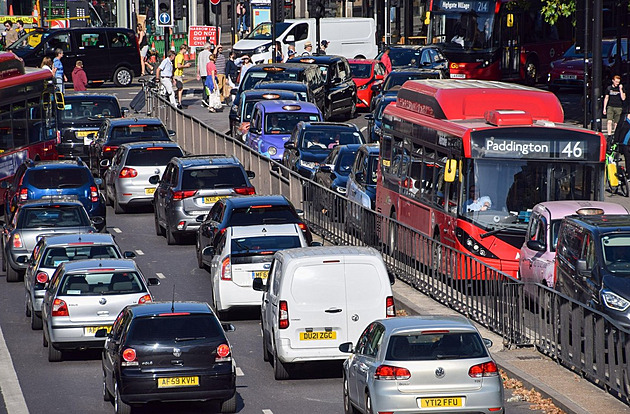 Londýn přitvrdil proti řidičům. Dramaticky rozšířil zónu se zpoplatněním vjezdu do metropole