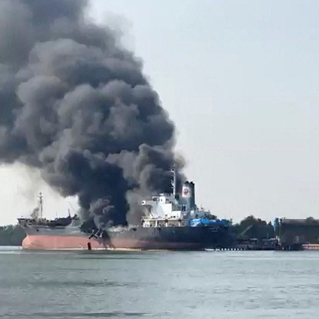 VIDEO: V Thajsku explodoval ropný tanker v docích, osm lidí se pohřešuje