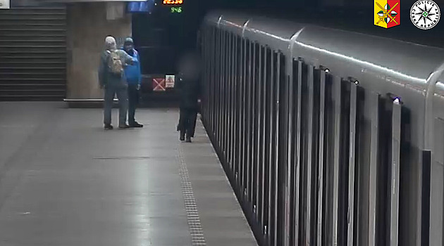 V metru urážel dvojici mužů kvůli jejich sexuální orientaci, pak je napadl