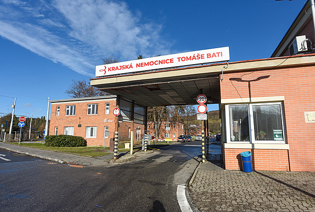 Hlavní brána Baťovy nemocnice ve Zlíně (leden 2023)