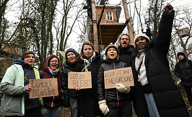 Nechte uhlí pod zemí! Thunbergová přijela hájit německou ves před zbouráním